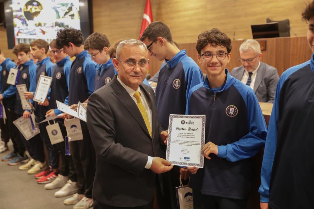 BAŞARILI SPORCULAR ÖDÜLLENDİRİLDİ