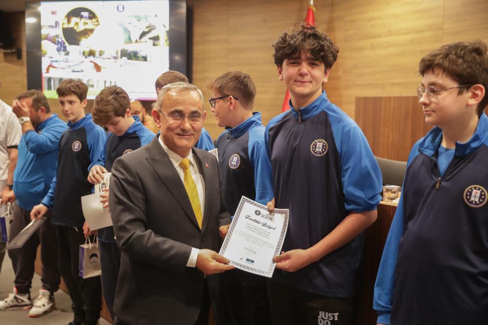 BAŞARILI SPORCULAR ÖDÜLLENDİRİLDİ