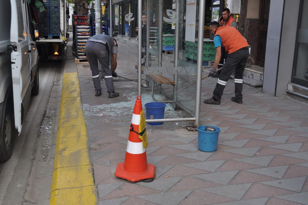 OTOBÜS DURAĞI VANDALLARIN HEDEFİ OLDU