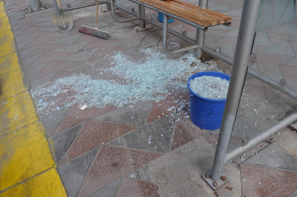 OTOBÜS DURAĞI VANDALLARIN HEDEFİ OLDU
