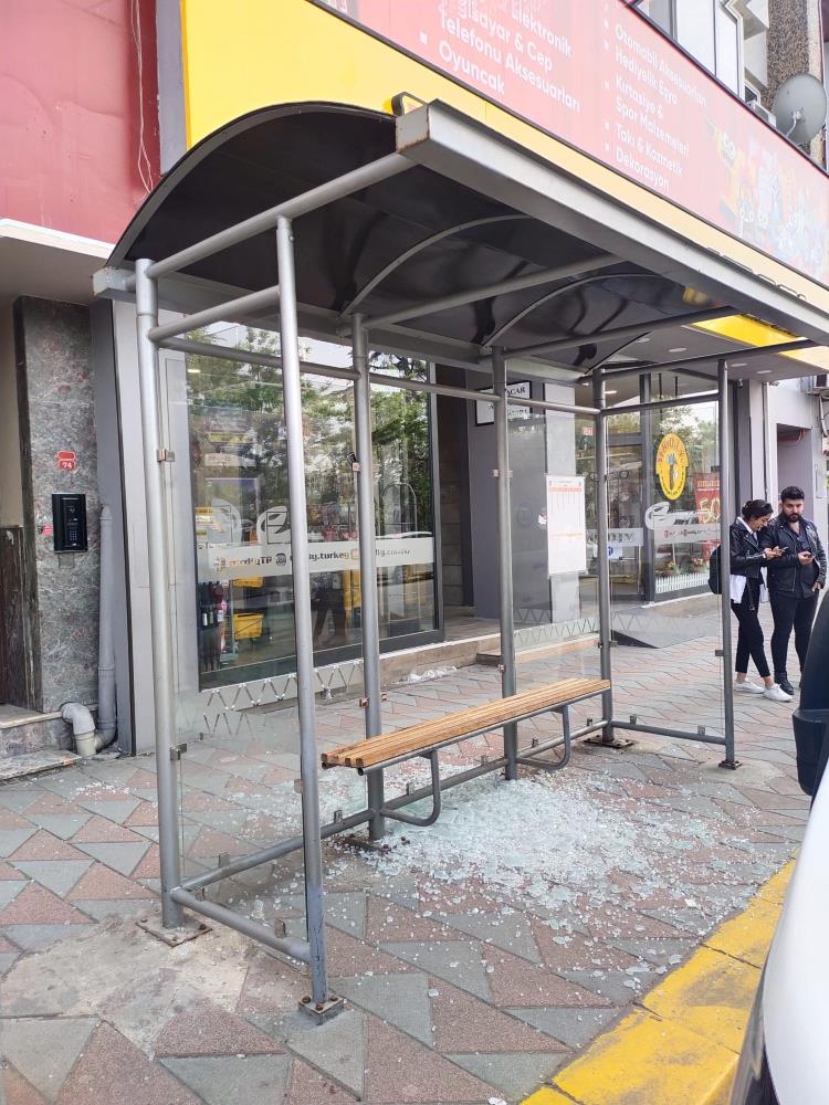OTOBÜS DURAĞI VANDALLARIN HEDEFİ OLDU