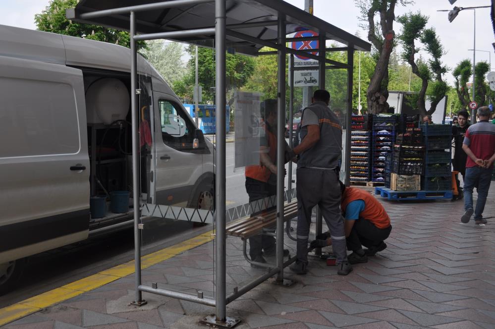 OTOBÜS DURAĞI VANDALLARIN HEDEFİ OLDU