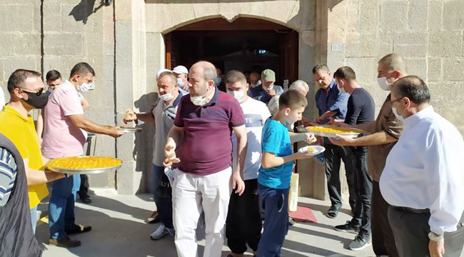24 TEPSİ BAKLAVA DAĞITILDI