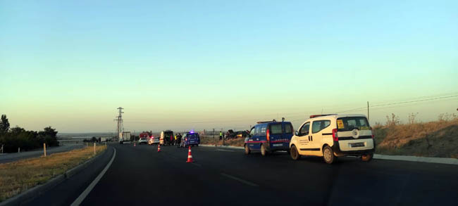 OTOMOBİL TIRLA ÇARPIŞTI: 2 ÖLÜ