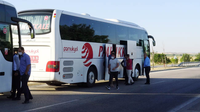 YOLCU OTOBÜSÜYLE ÇARPIŞAN OTOMOBİL İKİYE BÖLÜNDÜ: 1 ÖLÜ