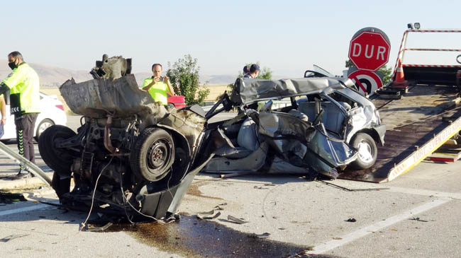 YOLCU OTOBÜSÜYLE ÇARPIŞAN OTOMOBİL İKİYE BÖLÜNDÜ: 1 ÖLÜ