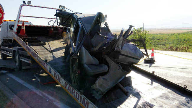 YOLCU OTOBÜSÜYLE ÇARPIŞAN OTOMOBİL İKİYE BÖLÜNDÜ: 1 ÖLÜ
