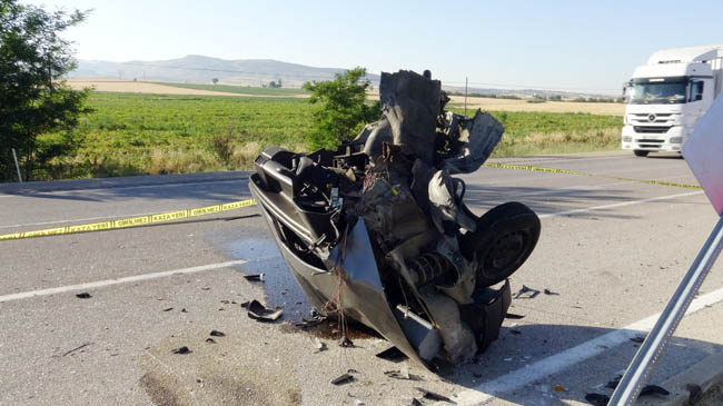 YOLCU OTOBÜSÜYLE ÇARPIŞAN OTOMOBİL İKİYE BÖLÜNDÜ: 1 ÖLÜ