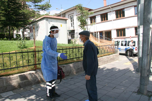 İNATÇI KORONA ŞÜPHELİSİ, 'POLİS CEZA YAZACAK' DİYİNCE AMBULANSA BİNDİ