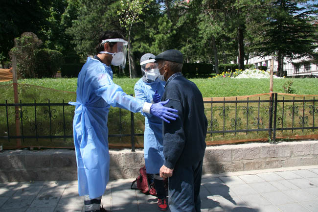 İNATÇI KORONA ŞÜPHELİSİ, 'POLİS CEZA YAZACAK' DİYİNCE AMBULANSA BİNDİ