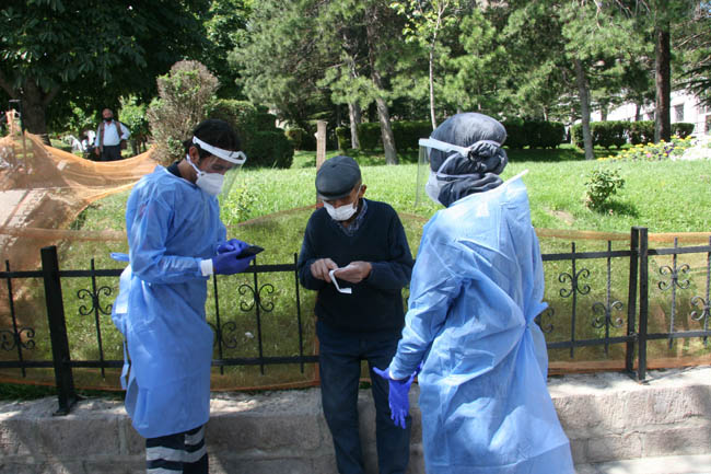 İNATÇI KORONA ŞÜPHELİSİ, 'POLİS CEZA YAZACAK' DİYİNCE AMBULANSA BİNDİ