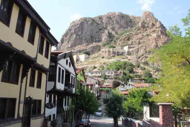 701 BASAMAK TIRMANIP ŞEHİR MANZARASI İZLİYORLAR
