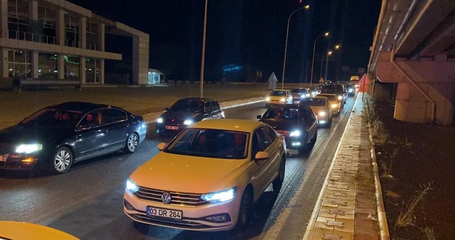 TATİL DÖNÜŞÜ UZUN KUYRUKLAR OLUŞTU