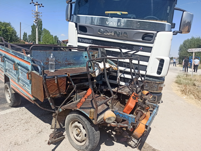 TIR İLE TARIM ARACI ÇARPIŞTI: 1 ÖLÜ 1 YARALI