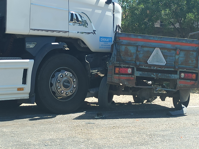 TIR İLE TARIM ARACI ÇARPIŞTI: 1 ÖLÜ 1 YARALI