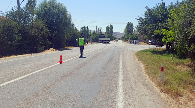 TIR İLE TARIM ARACI ÇARPIŞTI: 1 ÖLÜ 1 YARALI