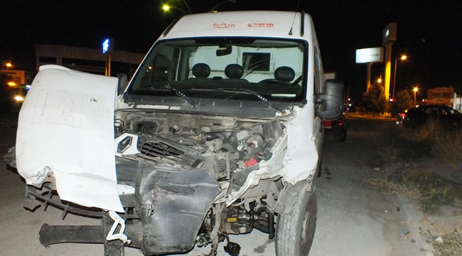 KAVŞAKTA KAZA 2 YARALI