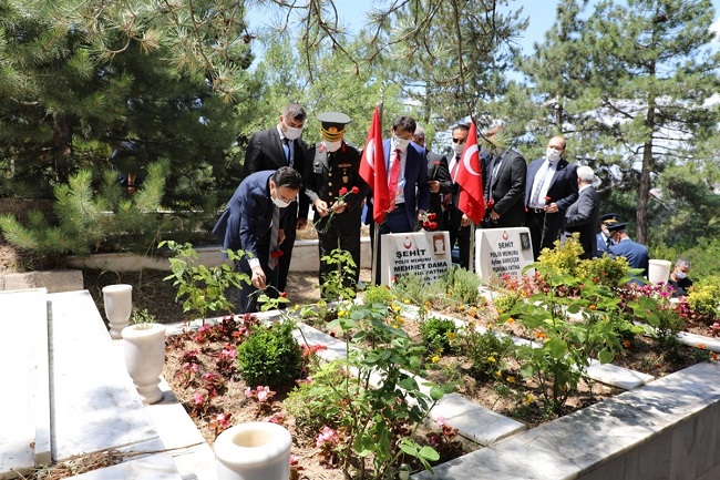 100 ŞEHİT MEZARI 60 GÜNDE YENİLENECEK