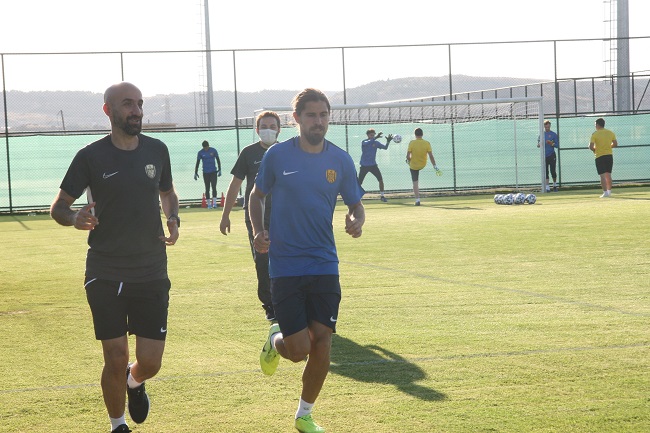 AYAĞININ TOZUYLA İLK ANTRENMANA ÇIKTILAR