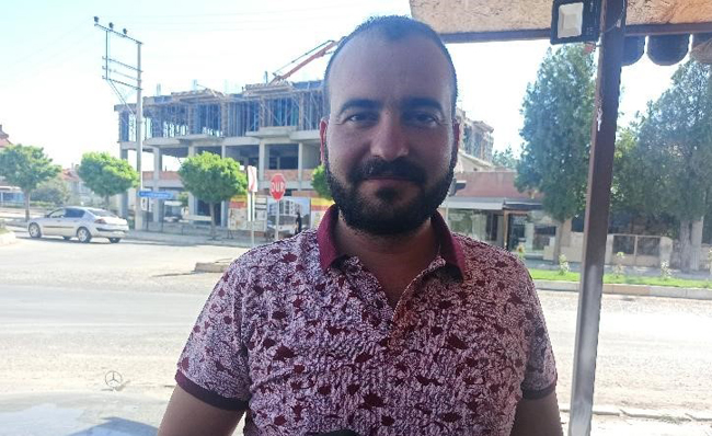 OTOMOBİLİN ÇARPTIĞI MOTOSİKLET SÜRÜCÜSÜ SAVRULDU