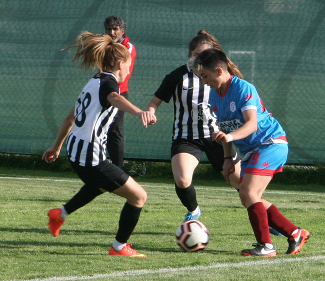 ERKEK FUTBOLCULARA TAŞ ÇIKARTIYORLAR