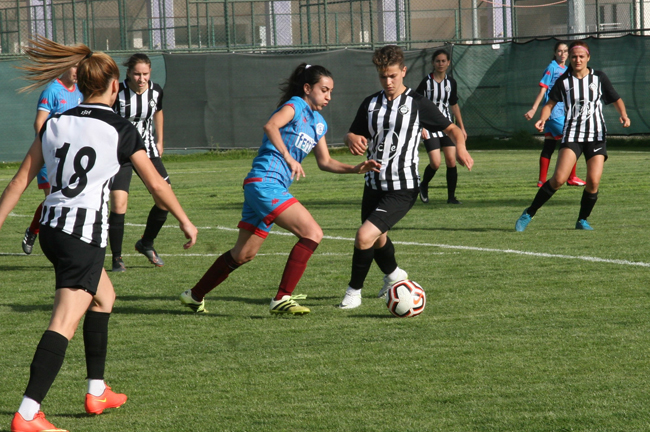 ERKEK FUTBOLCULARA TAŞ ÇIKARTIYORLAR