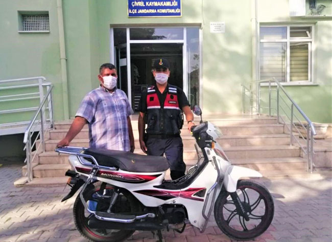 EĞLENMEK İÇİN GİTTİLER, MOTOSİKLET ÇALDILAR