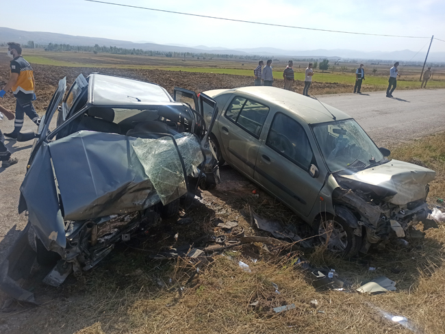 OTOMOBİLLER KAFA KAFAYA ÇARPIŞTI