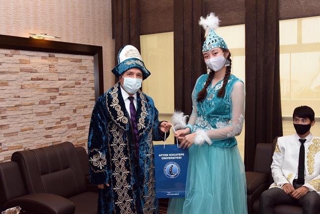 KAZAKİSTANLI ÖĞRENCİLERDEN REKTÖR KARAKAŞ'A ZİYARET