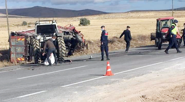 Akıllara durgunluk veren kazada kamyonla çarpışan traktör ikiye bölündü