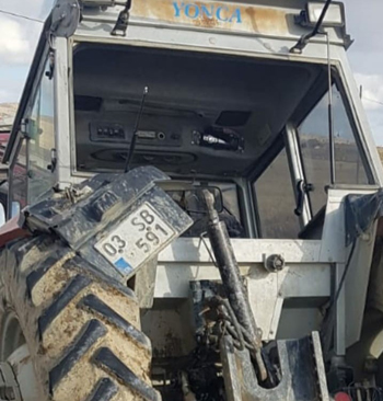 Akıllara durgunluk veren kazada kamyonla çarpışan traktör ikiye bölündü