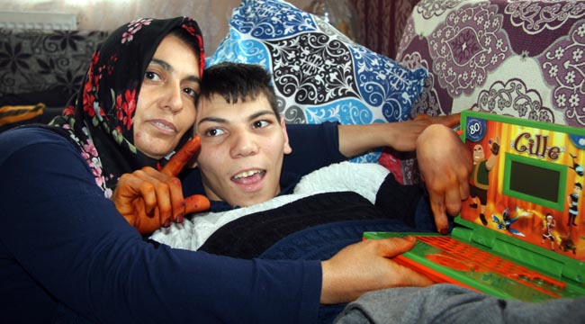 Engelli oğlunun hayal ettiği laptopa anne oyuncak laptopla karşılık veriyor