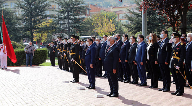 CUMHURİYET BAYRAMI ÇELENK SUNUMUYLA BAŞLADI