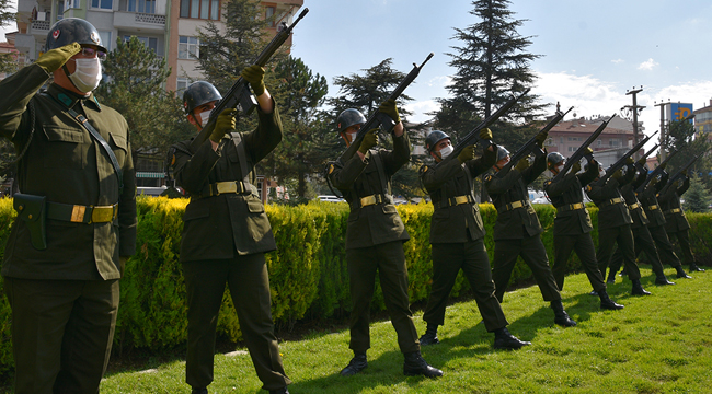 CUMHURİYET BAYRAMI ÇELENK SUNUMUYLA BAŞLADI