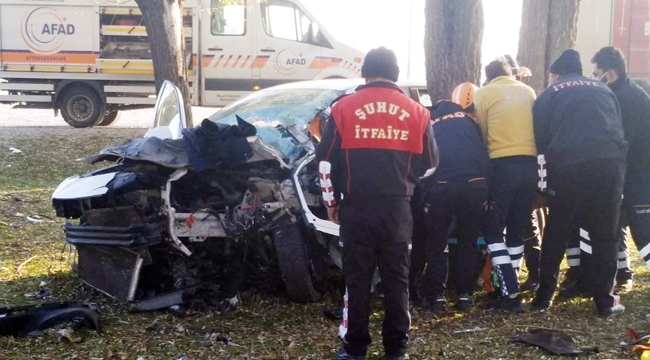 Ambulans helikopter, ağaca çarpan otomobil sürücüsü için havalandı