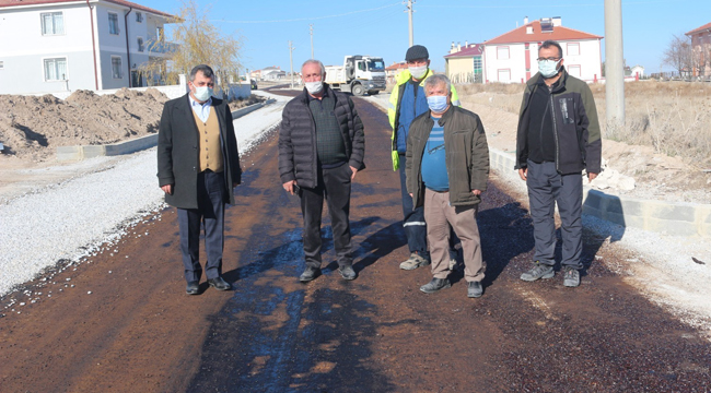 EMİRDAĞ’DA YOLLAR SICAK ASFALT İLE KAPLANIYOR