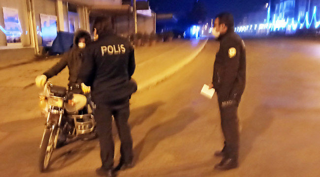 Sokağa çıkma kısıtlamasında ehliyetsiz araç sürerken polise yakalandı