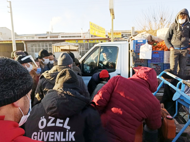 Kaza yerine tepsiyle çay servisi yapan şahıs akıllara durgunluk verdi