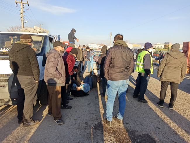 Kaza yerine tepsiyle çay servisi yapan şahıs akıllara durgunluk verdi