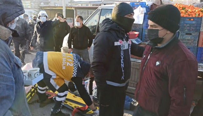 Kaza yerine tepsiyle çay servisi yapan şahıs akıllara durgunluk verdi