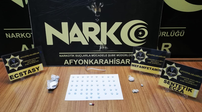 Uyuşturucu maddeleri yola atıp polis aracına çarparak kaçmaya çalıştılar 