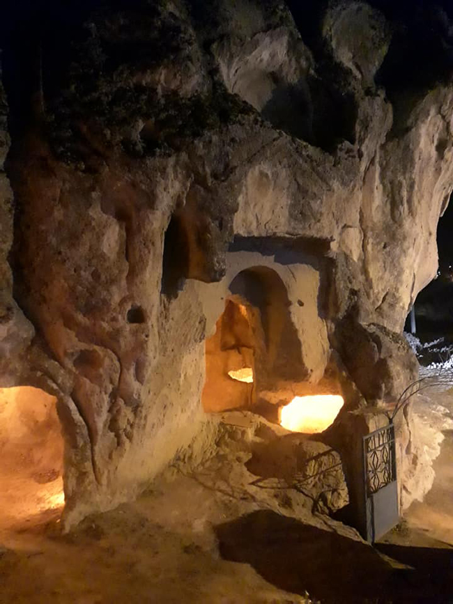 Frigya’daki 3000 bin yıllık tarihi mağaraları bir de gece görün