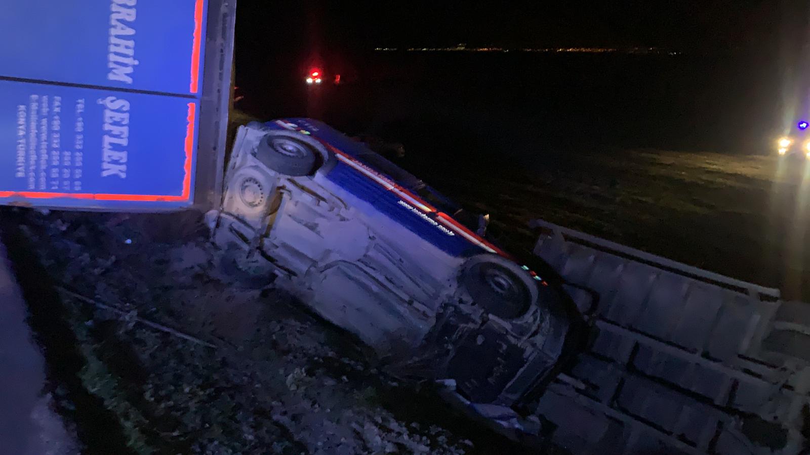 Afyon'da aşırı rüzgar nedeniyle 6 araç devrildi