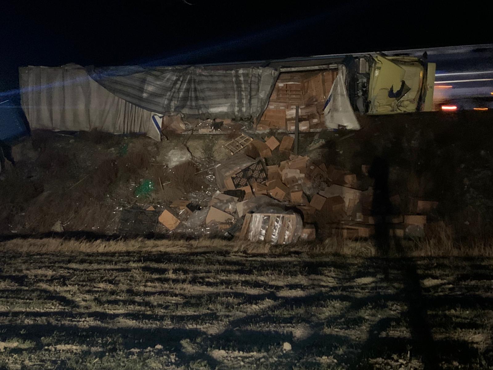 Afyon'da aşırı rüzgar nedeniyle 6 araç devrildi