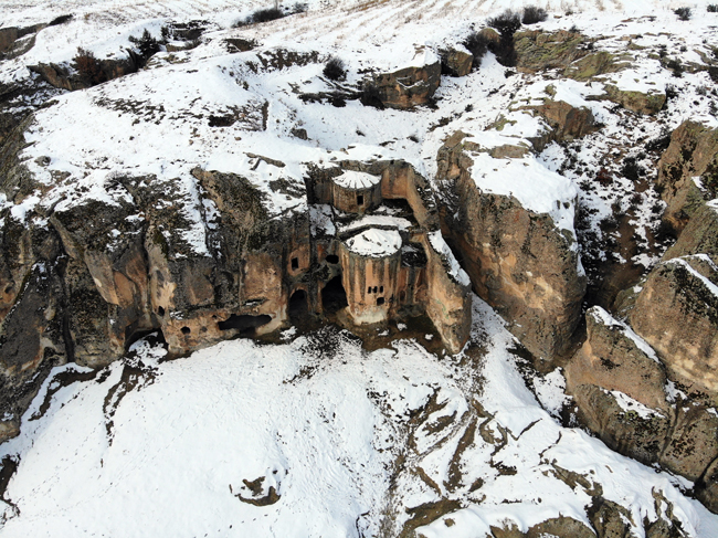 Frigya'da kayaya oyularak yapılan Ayazini Kilisesi inanç turizmine kazandırılacak