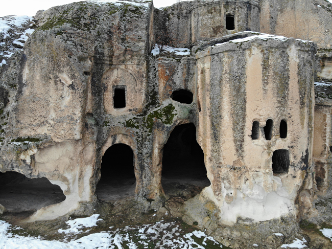 Frigya'da kayaya oyularak yapılan Ayazini Kilisesi inanç turizmine kazandırılacak