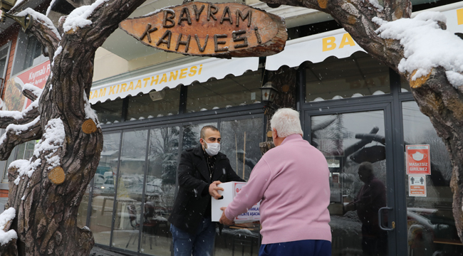Cafe ve kıraathane sahibi esnaflara gıda yardımı