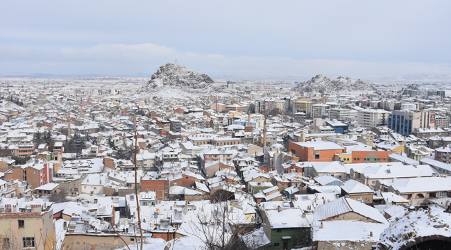 Kar yağışıyla beyaza bürünen Afyon Kalesi güzelliğiyle büyülüyor