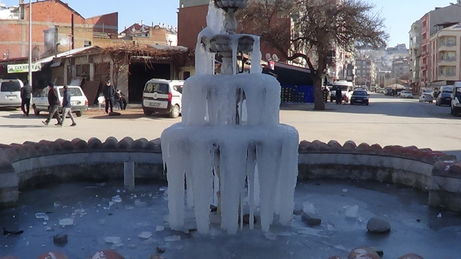 Hava sıcaklığı eksi 12'ye düştü, yapay sıcak su şelalesi dondu