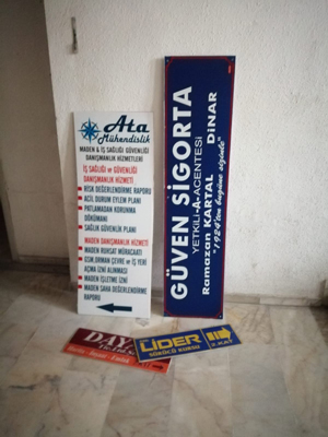 ANLAMSIZ BİR ŞEKİLDE REKLAM TABELALARINI SÖKTÜ
